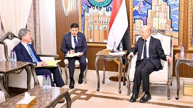 العليمي يبحث دعم الاقتصاد اليمني مع سفيري الهند وكوريا